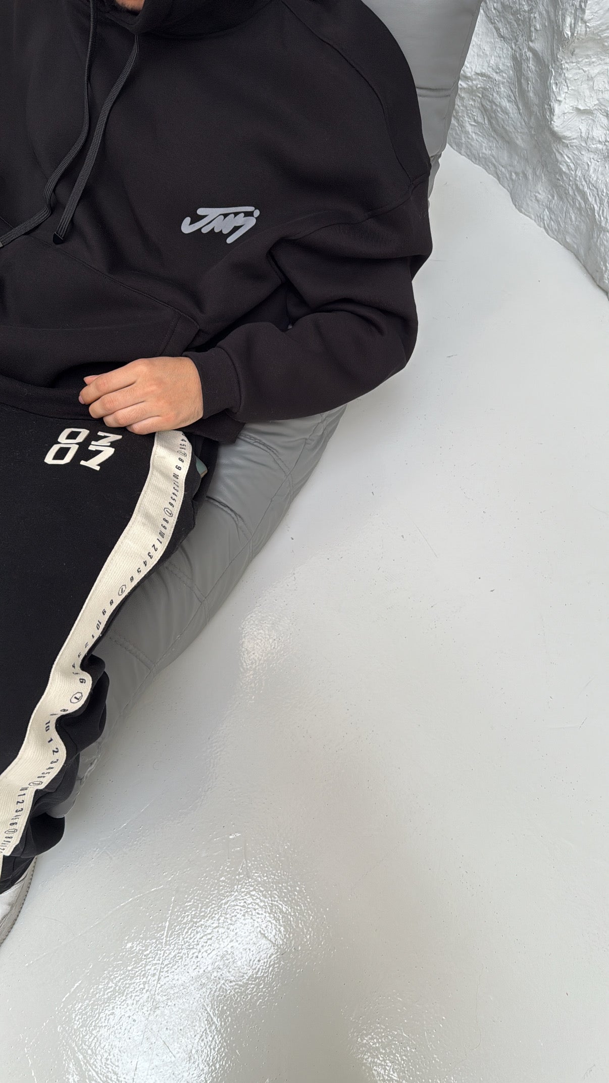 BLACK BASIC PRINTED HOODIE